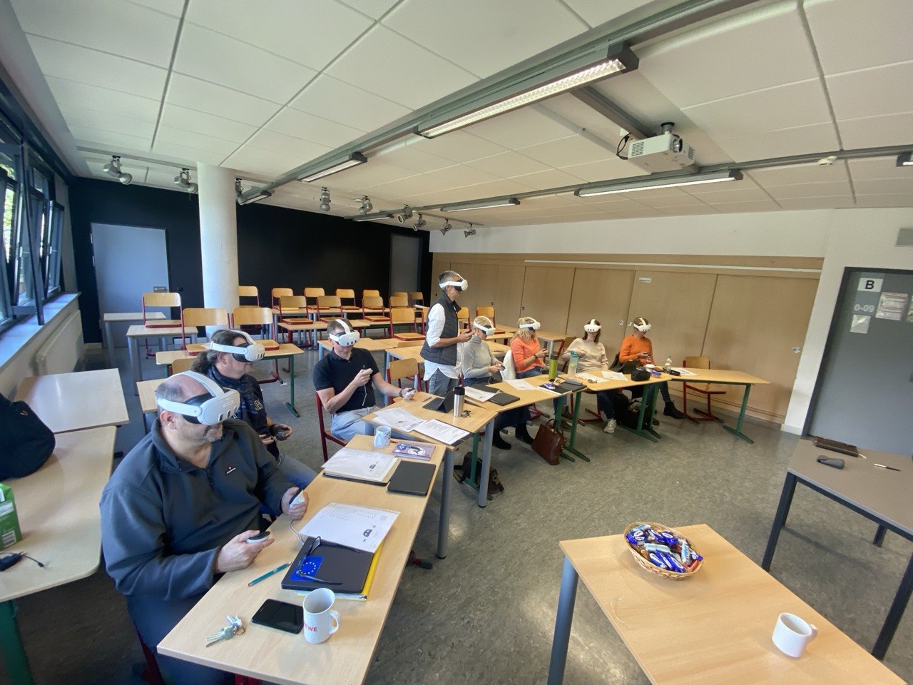 Lehrkräfte trainieren mit VR-Headsets im Klassenzimmer